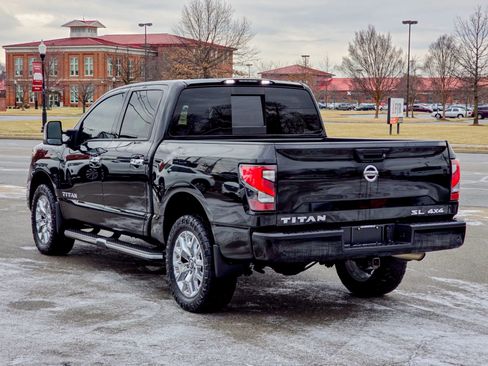 Used 2021 Nissan Titan SL w/ Moonroof Package image 16