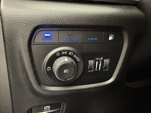 Used 2022 Jeep Grand Cherokee Overland w/ Luxury Tech Group IV image 16