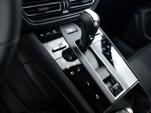 Certified 2025 Porsche Macan Turbo image 16