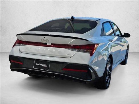 Used 2025 Hyundai Elantra SEL FWD image 2