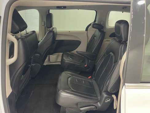 Used 2022 Chrysler Pacifica Touring-L image 36