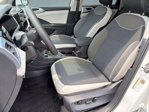 New 2026 Volkswagen Taos SE FWD image 5