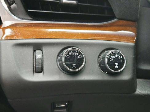 Used 2018 Cadillac Escalade Premium Luxury w/ LPO, Radiant Package AWD/4WD image 38