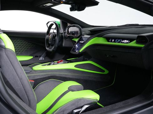 Used 2025 Lamborghini Revuelto image 27