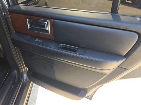 Used 2016 Lincoln Navigator Select RWD image 27