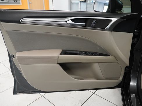 Used 2019 Ford Fusion SE image 16