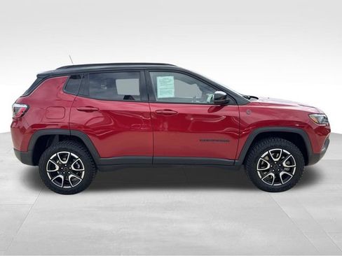 Used 2025 Jeep Compass Trailhawk AWD/4WD image 10