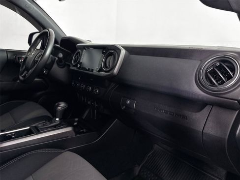 Used 2020 Toyota Tacoma TRD Off-Road AWD/4WD image 36