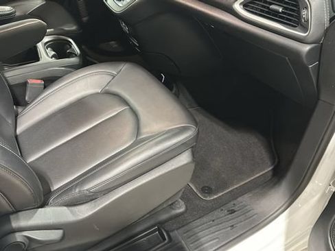 Used 2024 Chrysler Pacifica Limited FWD image 30