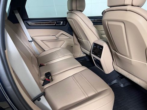 Certified 2023 Porsche Cayenne Platinum Edition AWD/4WD image 24