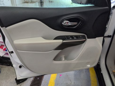 Used 2020 Jeep Cherokee Limited image 10