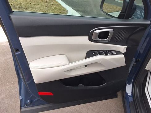 Used 2025 Kia Sorento S image 4