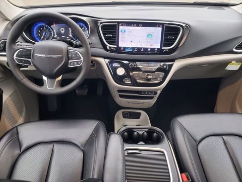 Used 2024 Chrysler Pacifica Touring-L FWD image 28