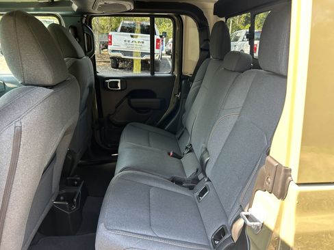 New 2025 Jeep Gladiator Sport image 31