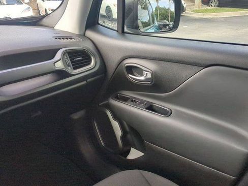 Certified 2022 Jeep Renegade Latitude AWD/4WD image 18