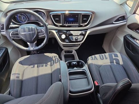 Used 2019 Chrysler Pacifica Touring Plus w/ Tire & Wheel Group FWD image 13