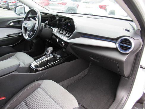 Used 2024 Chevrolet Trax LT w/ LT Convenience Package image 11