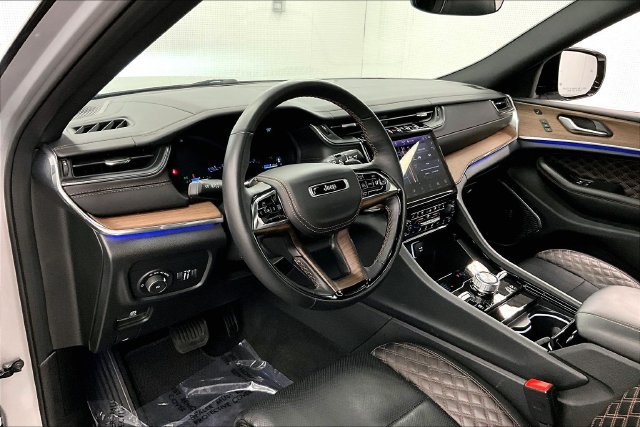 Used 2025 Jeep Grand Cherokee Summit w/ Obsidian Package AWD/4WD image 16