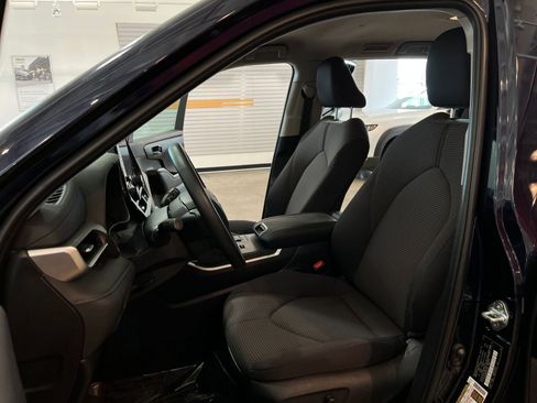 Used 2025 Toyota Highlander LE FWD image 28