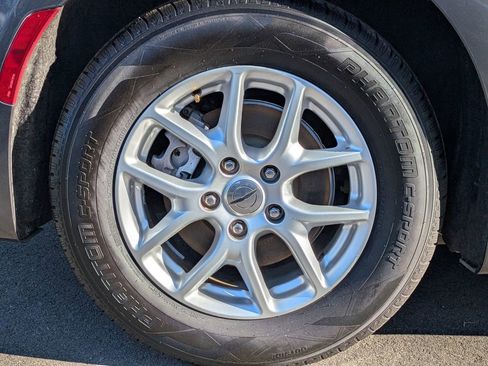 Used 2021 Chrysler Pacifica Touring-L w/ Uconnect Theater Family Group image 11