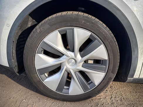 Used 2021 Tesla Model Y Long Range image 3