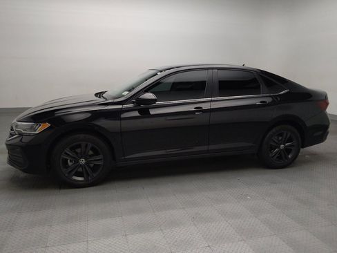 Used 2024 Volkswagen Jetta SE FWD image 2