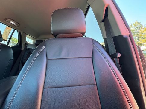 Used 2023 GMC Terrain SLT image 14