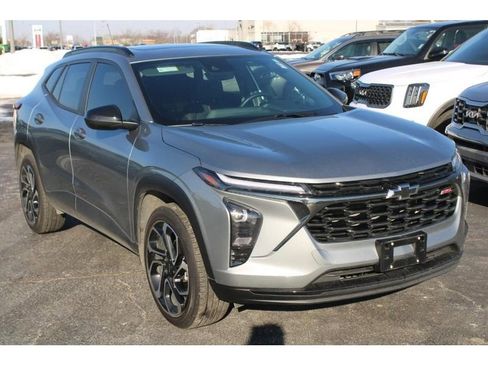 Used 2024 Chevrolet Trax RS w/ Sunroof Package image 2