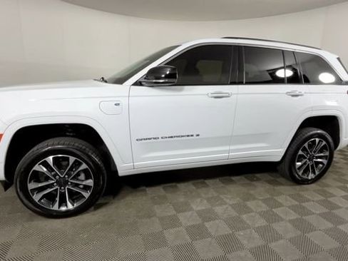 Used 2023 Jeep Grand Cherokee Overland w/ Luxury Tech Group IV AWD/4WD image 8