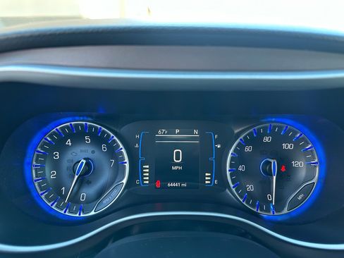 Used 2017 Chrysler Pacifica Touring image 18