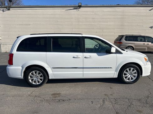 Used 2014 Chrysler Town & Country Touring image 5