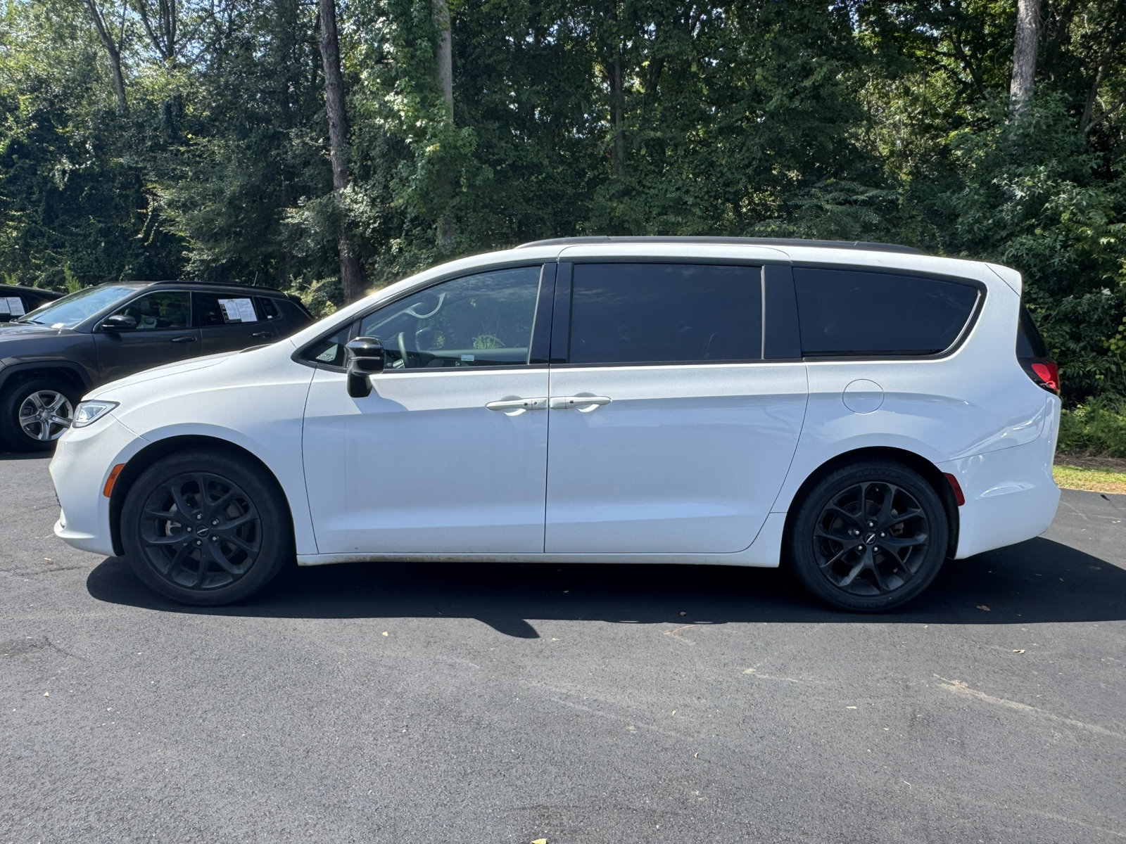 Used 2025 Chrysler Pacifica Limited FWD image 8