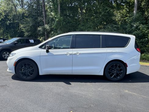 Used 2025 Chrysler Pacifica Limited FWD image 8