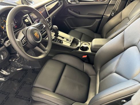 New 2026 Porsche Macan image 4
