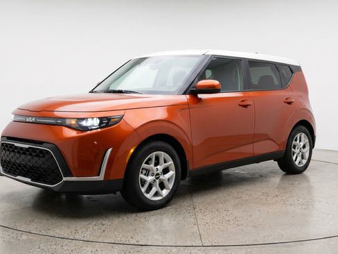 Used 2025 Kia Soul LX w/ LX Technology Package FWD image 3