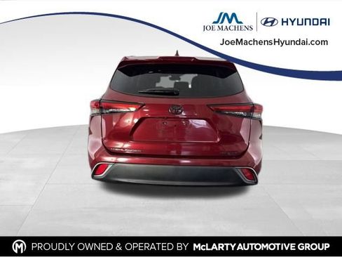 Used 2022 Toyota Highlander XLE AWD/4WD image 8
