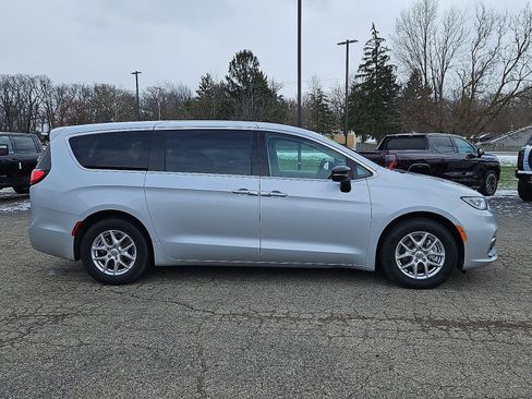 Used 2024 Chrysler Pacifica Touring-L FWD image 26