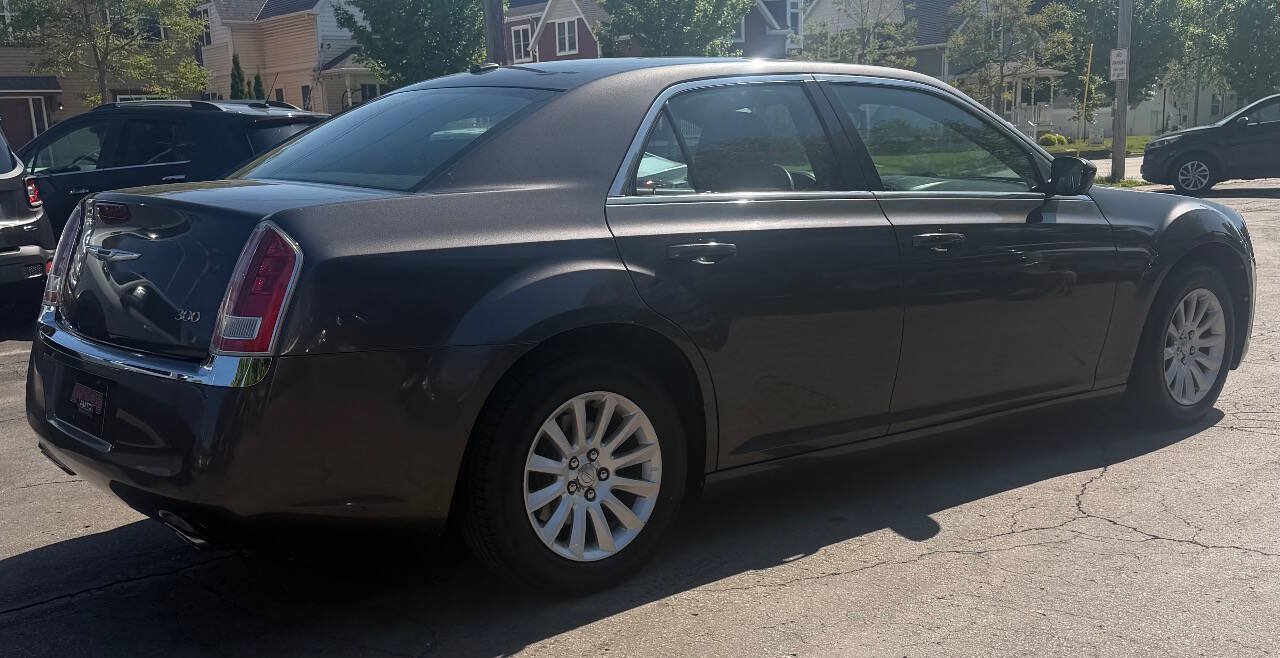 Used 2014 Chrysler 300 RWD image 9