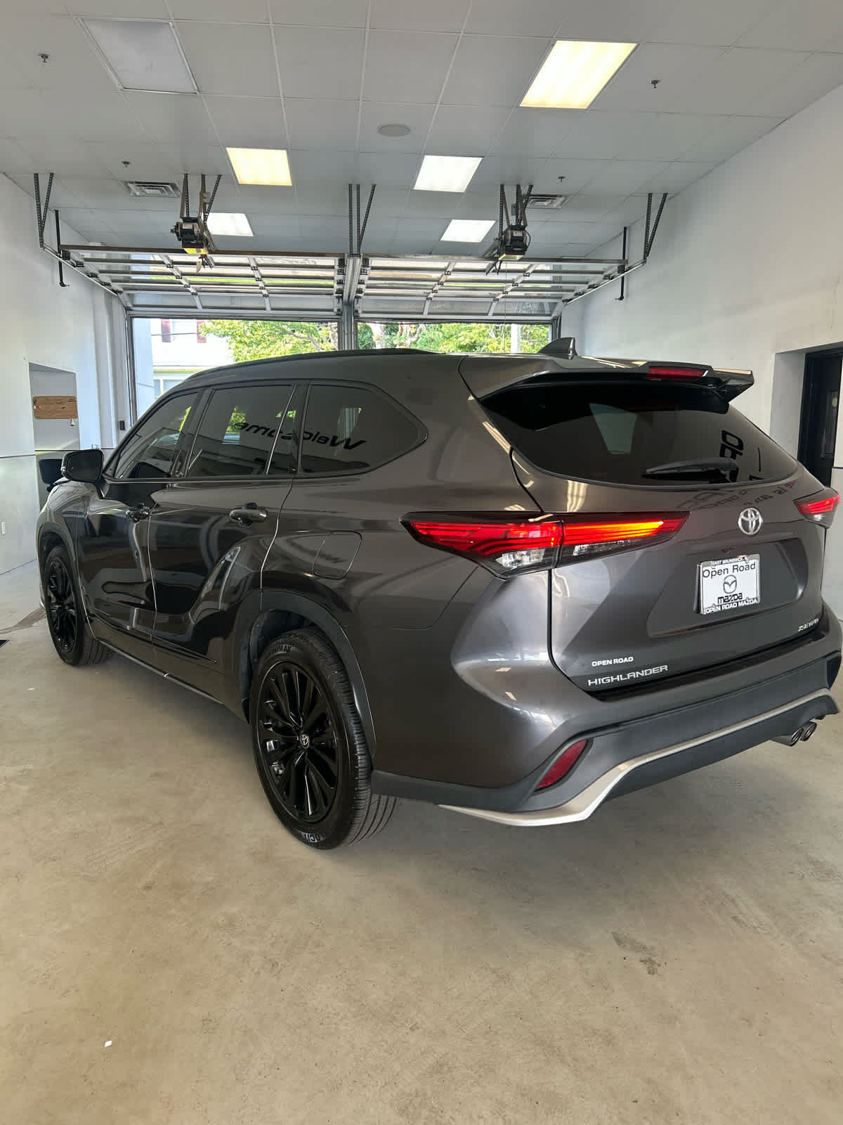 Used 2023 Toyota Highlander XSE AWD/4WD image 3