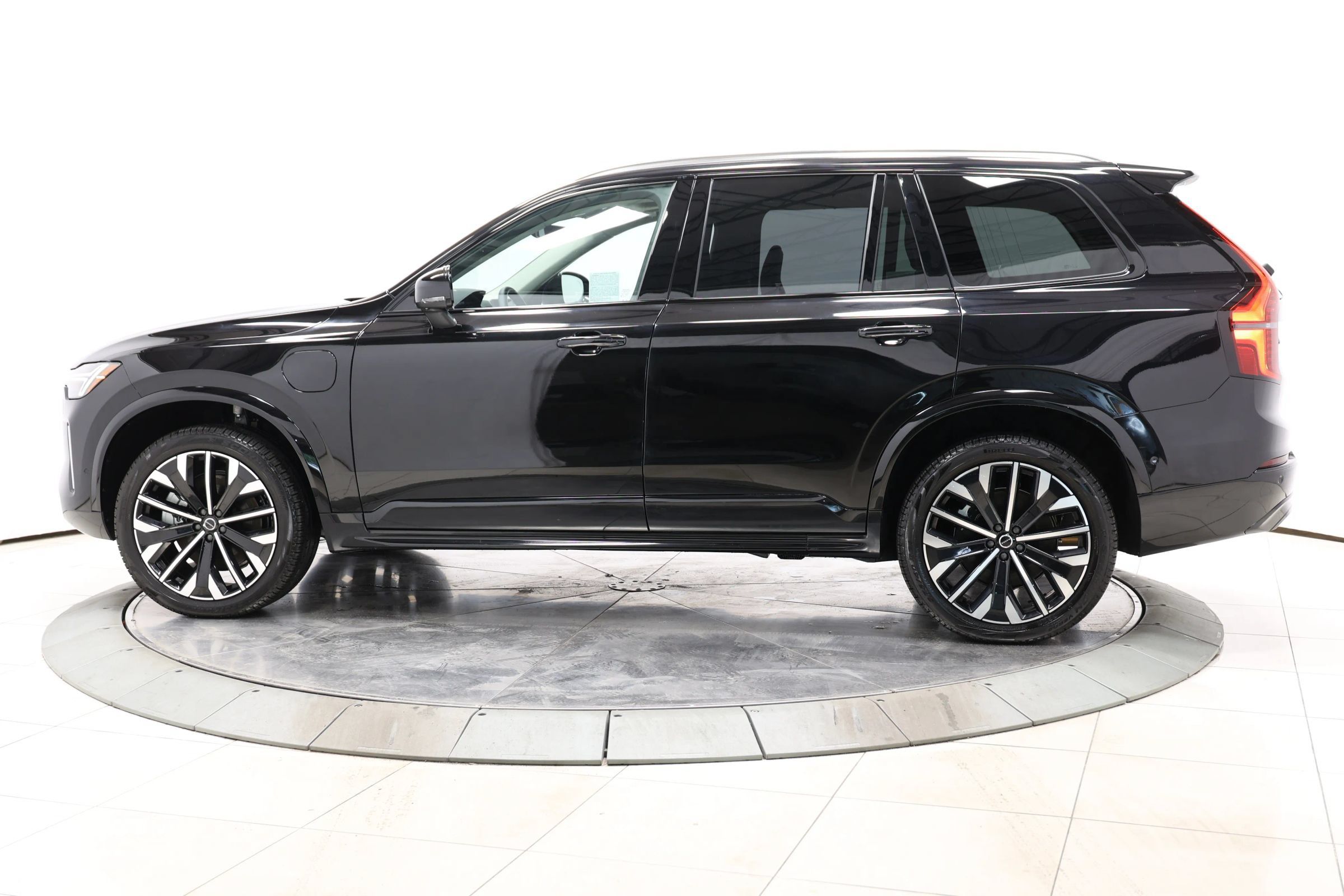 Used 2025 Volvo XC90 T8 Plus w/ Protection Package Premier AWD/4WD image 7