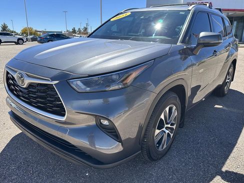 Used 2023 Toyota Highlander XLE FWD image 11