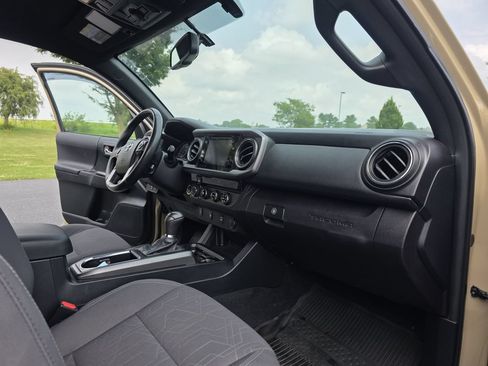 Used 2017 Toyota Tacoma TRD Off-Road w/ Tow Package AWD/4WD image 17