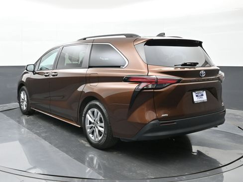 Used 2022 Toyota Sienna XLE image 6
