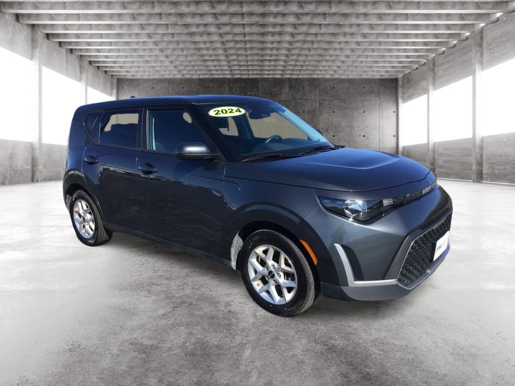 Used 2024 Kia Soul LX w/ Option Group 015 FWD image 3