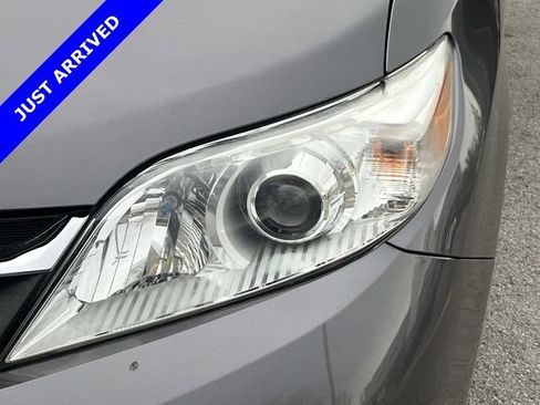 Used 2020 Toyota Sienna LE w/ LE Preferred Package image 9