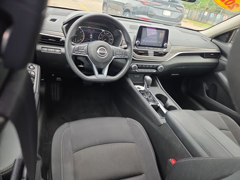 Used 2025 Nissan Altima 2.5 SV FWD image 8