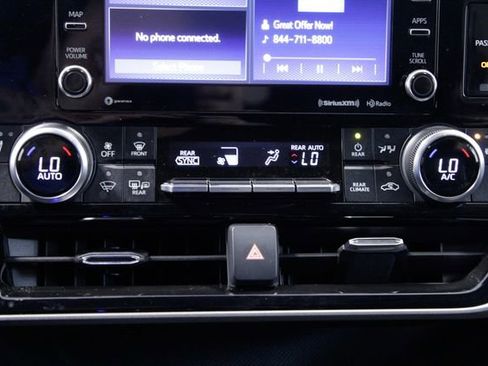 Used 2022 Toyota Highlander XLE AWD/4WD image 29