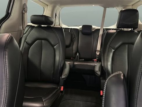 Used 2024 Chrysler Pacifica Touring-L FWD image 20