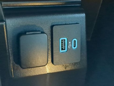 Used 2020 Ford Explorer XLT image 21