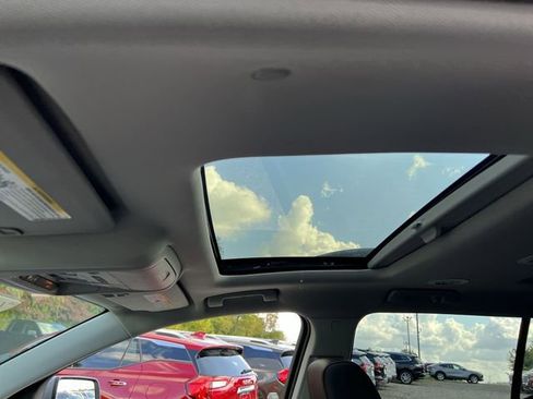 Used 2023 GMC Acadia SLT w/ Preferred Package image 11